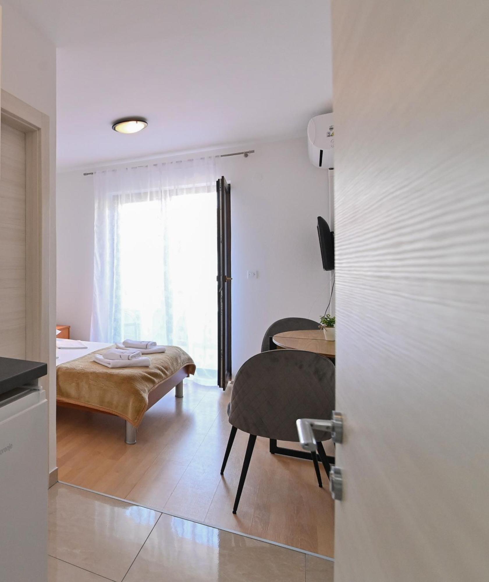 Rooms & Apartments Jadranka バスカ エクステリア 写真
